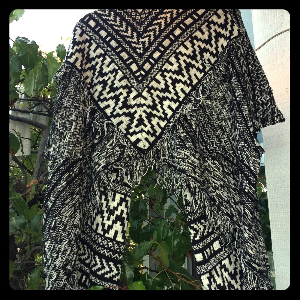 Anthropologie shawl w/ geometric pattern